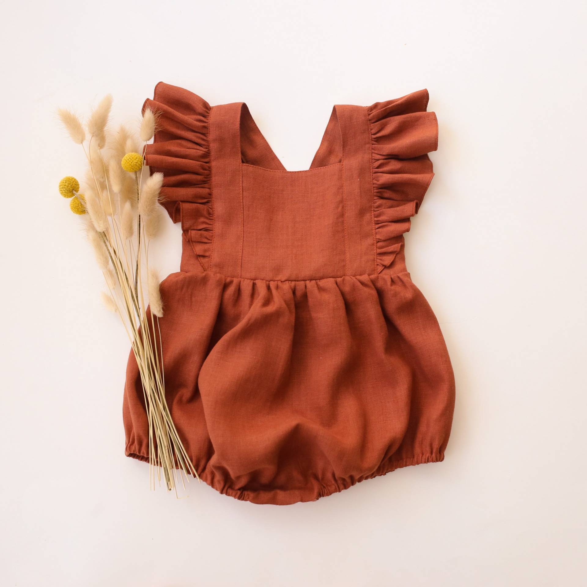 Baby Mädchen Vintage Leinen Playsuit, Strampler | Farbe Rost von DannieandLilou