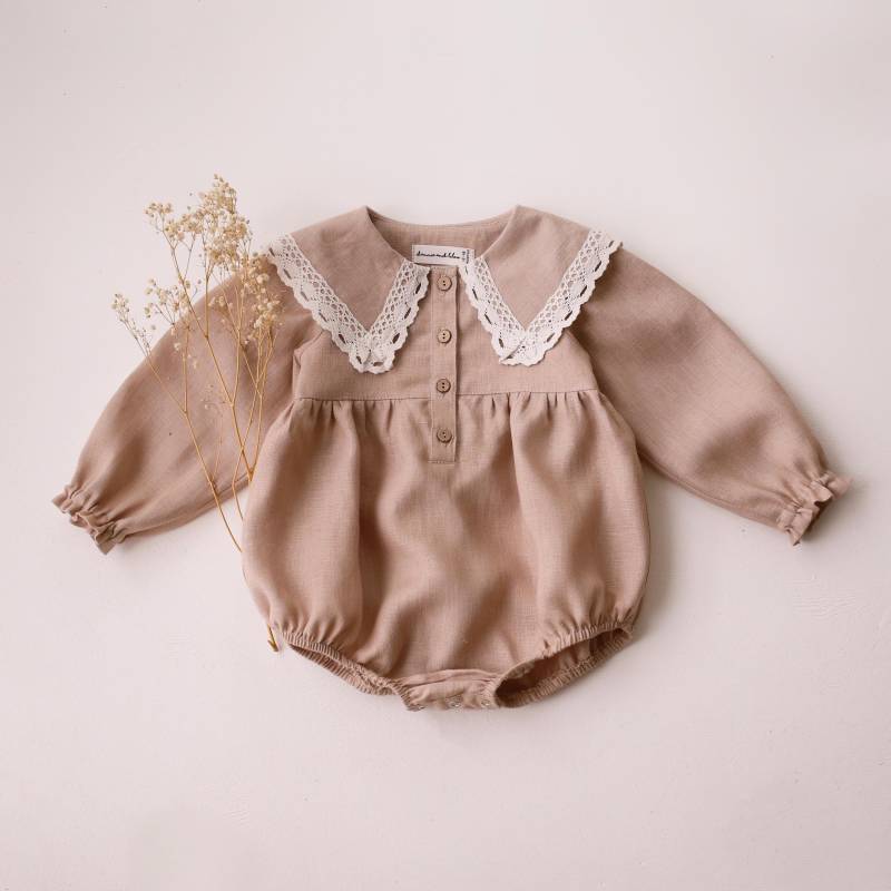 Baby Mädchen Strampler Mit Langarm & Spitze Kragen in Beige Leinen von DannieandLilou