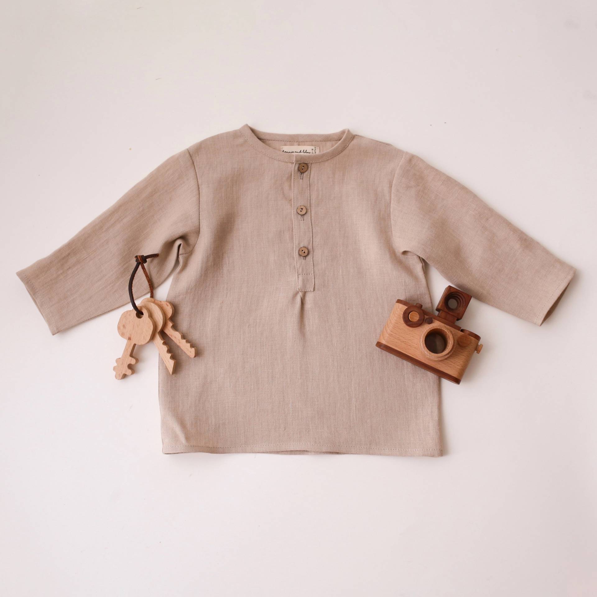 Boy Leinen Langarm Geknöpft T-Shirt | Farbe Beige von DannieandLilou