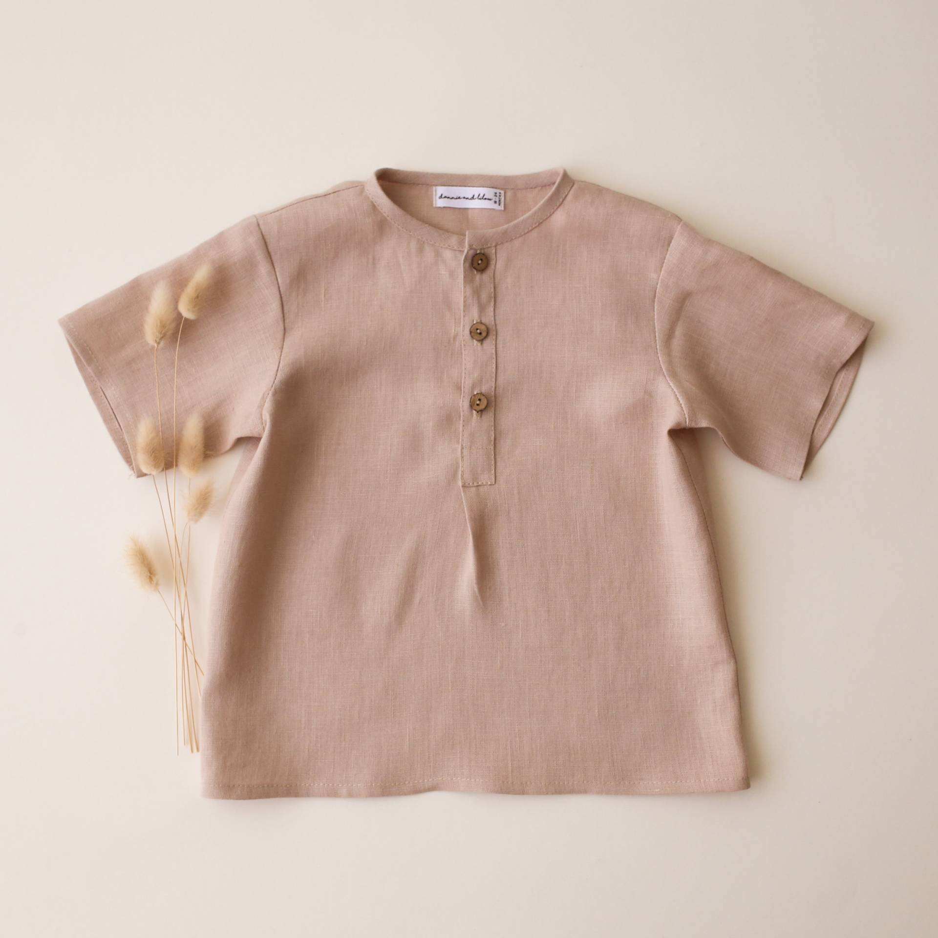 Boy Leinen Kurzarm Top Mit Knöpfen | Farbe Beige von DannieandLilou
