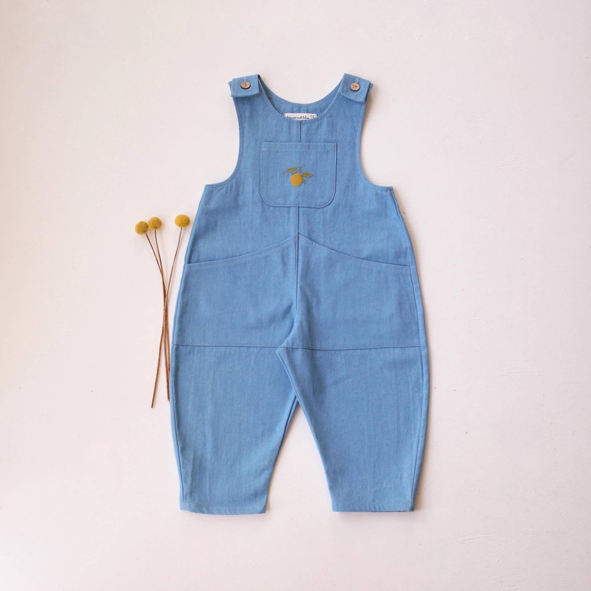 Hellblaue Latzhose Für Babys Mit Zitronen-stickerei, Unisex-Baumwoll-Latzhose von DannieandLilou