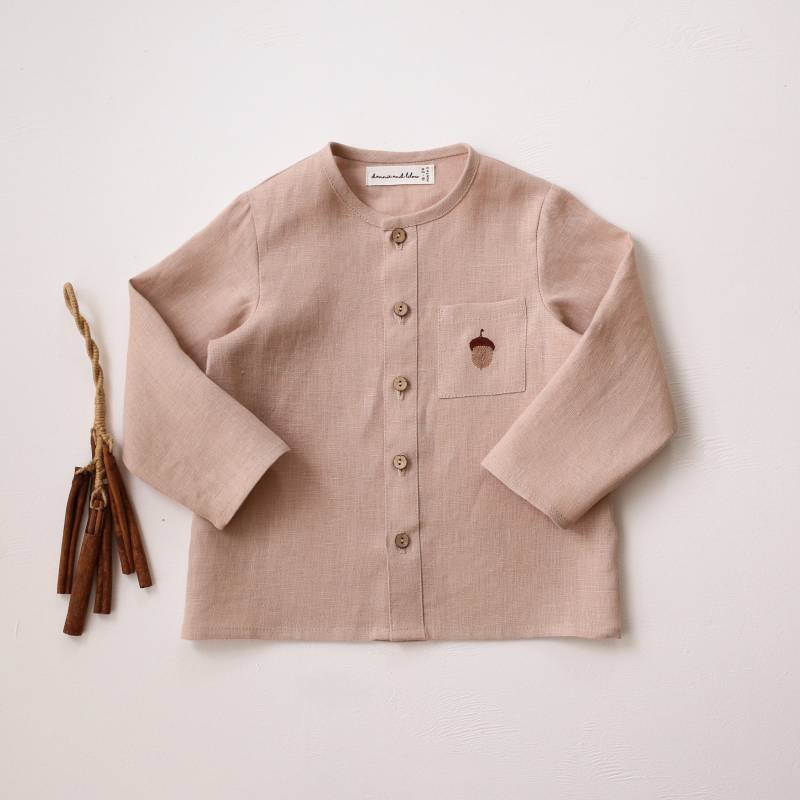 Junge Leinen Langarm Knopfleiste Top/Hemd Mit Tasche | Farbe Beige "stickerei "Eichel" ." Junge Leinen Langarm Knopfleiste Top/Hemd Mit Tasche | Farbe Beige "stickerei "Eichel" ." von DannieandLilou