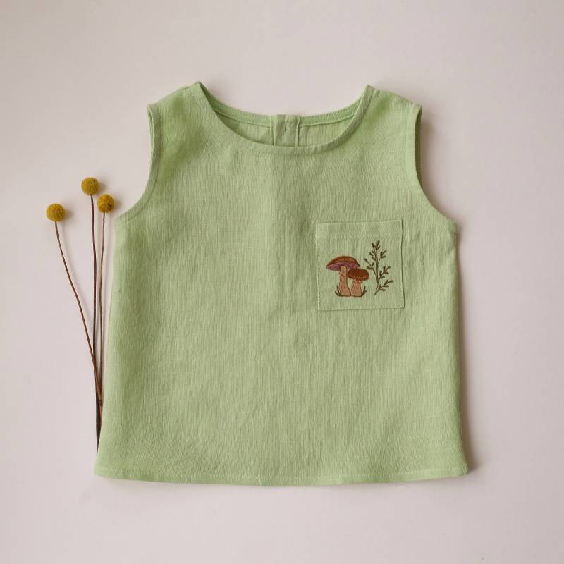 Kids Leinen Relaxed Fit Tank Top | Farbe Frühlingsgrün "stickerei "Pilze" ." von DannieandLilou