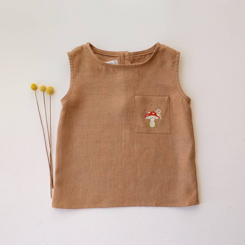 Kids Leinen Relaxed Fit Tank Top | Farbe Latte "Fliegenpilz Mit Schnecke" Stickdatei "Fliegenpilz Schnecke"." von DannieandLilou