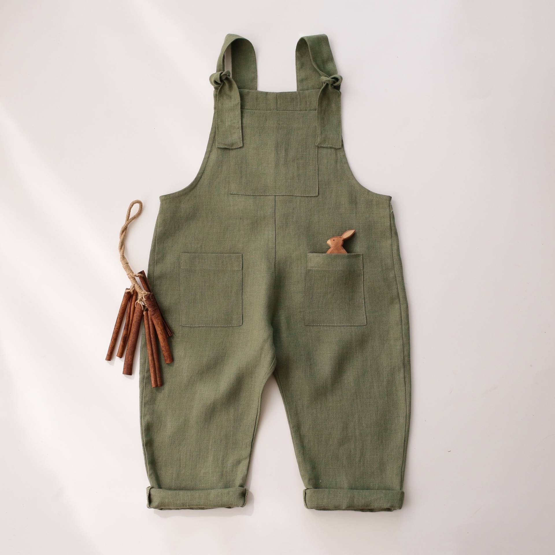 Kinder Leinen Latzhose | Farbe Olive von DannieandLilou