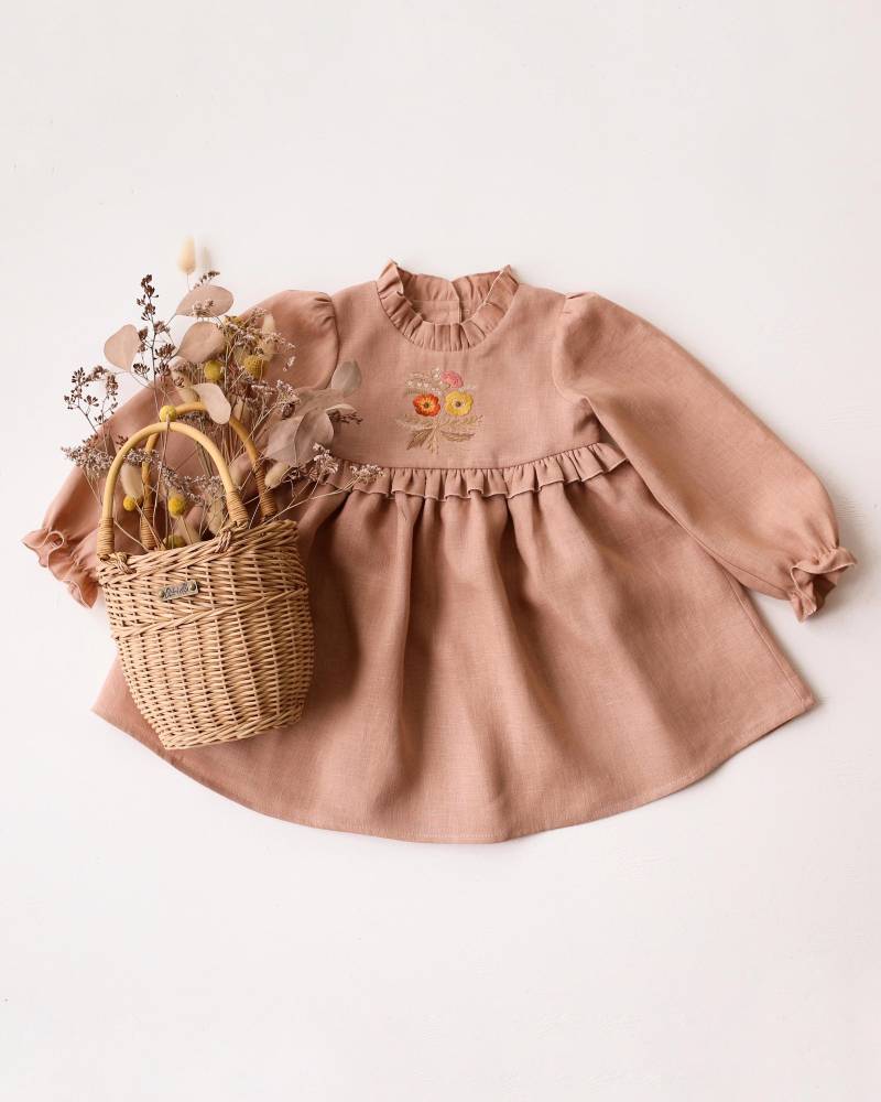 Kleid Für Mädchen, Leinen Langarm Rüschenkleid Mit Tellerrock | Farbe Rosenholz "stickerei "Herbststrauß" ." von DannieandLilou