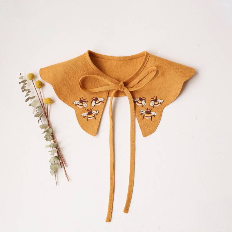 Abnehmbarer Leinenkragen Für Kleider Und Oberteile Mit Stickerei, Die 3 Hummeln Abnehmbarer Leinenkragen Für Kleider Und Oberteile Mit Stickerei, Die 3 Hummeln von DannieandLilou