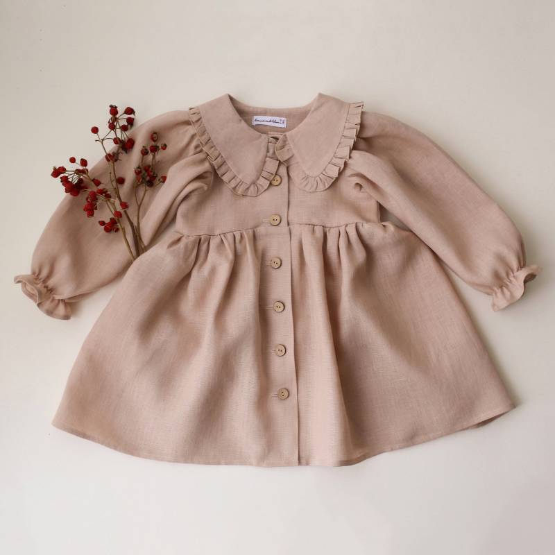 Leinenkleid , Mädchen Mit Langen Ärmeln & Rüschenkragen | Farbe Beige von DannieandLilou