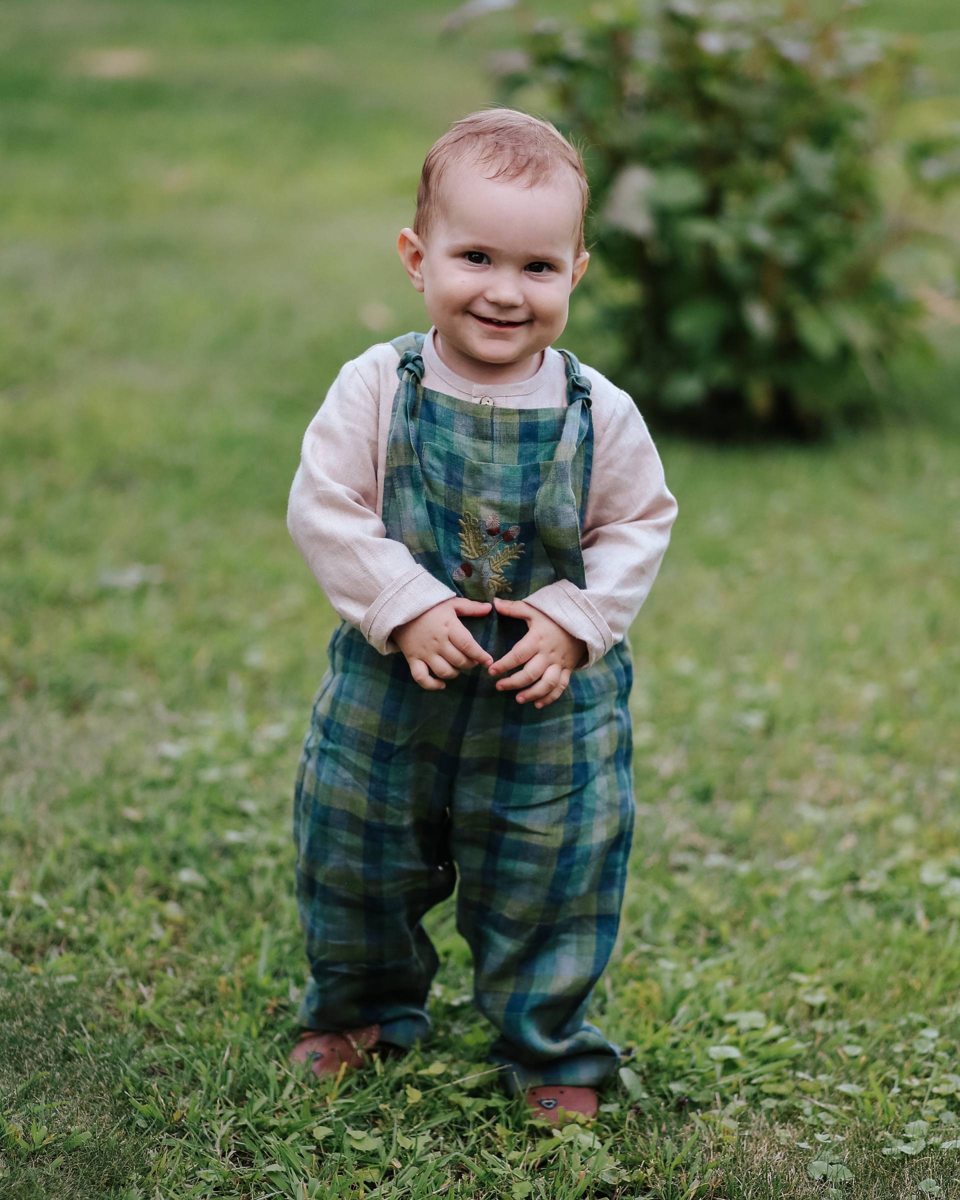 Leinen-Latzhose Für Jungen Und Mädchen Aus Moosgrünem Karo Leinen Mit „Eichenzweig" Stickerei von DannieandLilou