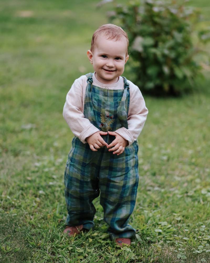 Leinen-Latzhose Für Jungen Und Mädchen Aus Moosgrünem Karo Leinen Mit „Eichenzweig" Stickerei von DannieandLilou