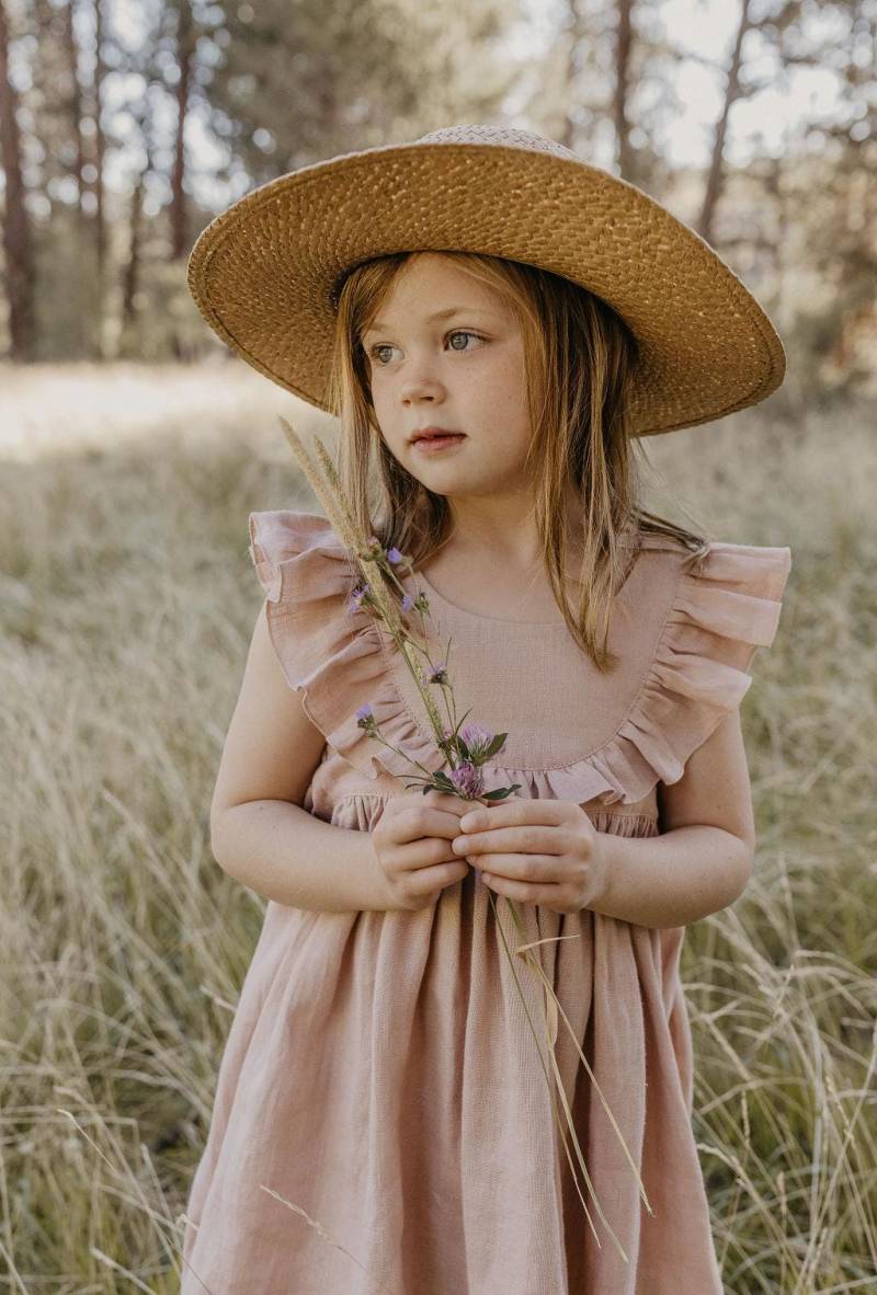 Blumenmädchen Kleid , Mädchen Leinen Mit Rüschen Mieder | Farbe Puder von DannieandLilou