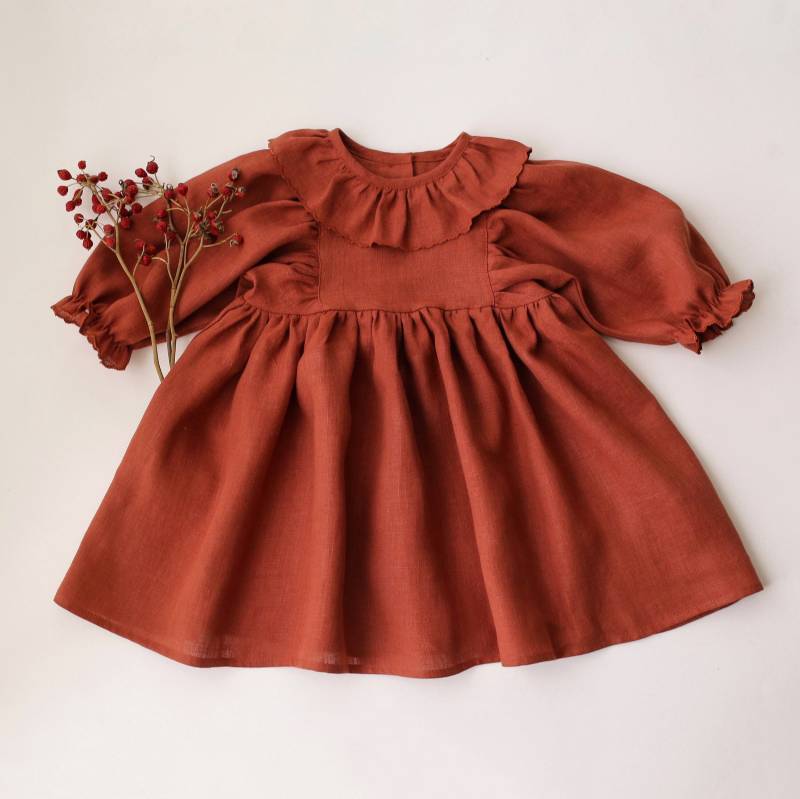 Leinenkleid, Mädchen Leinenkleid Mit Puffärmel Und Rüschenkragen | Farbe Rost von DannieandLilou