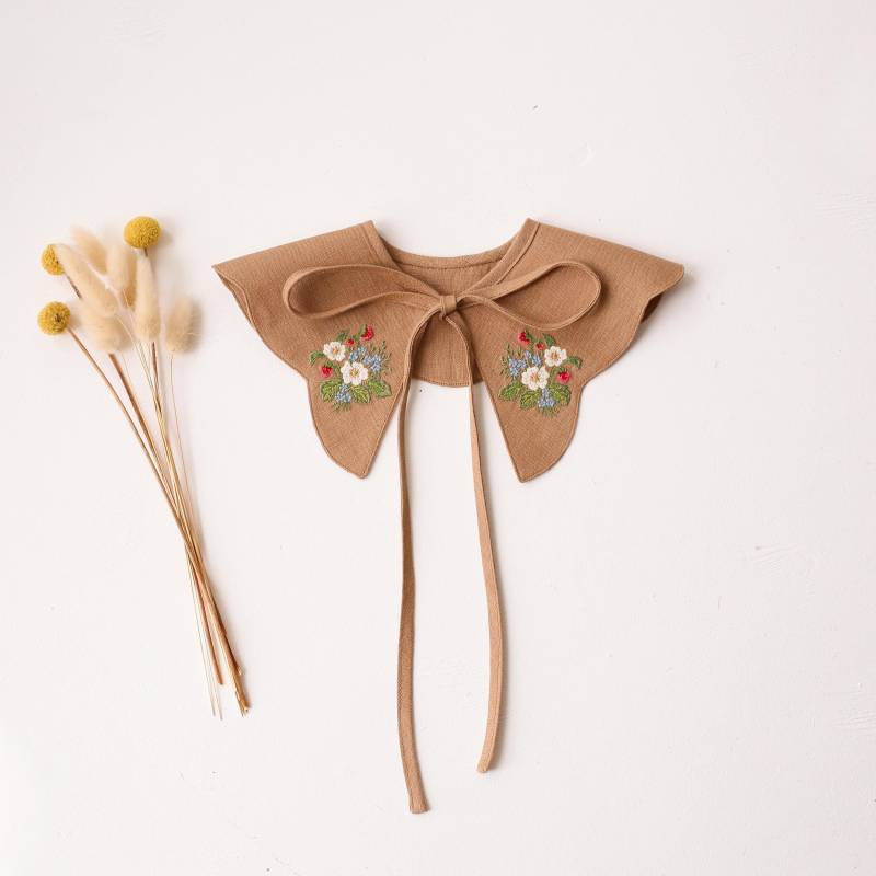 Bestickter Leinenkragen, Abnehmbarer Ausgebogter Kragen, Erdbeerblumenstrauß-Design von DannieandLilou