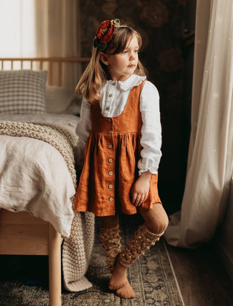 Mädchen Leinen Knopfleiste Schürzenkleid | Farbe Gebranntes Orange von DannieandLilou