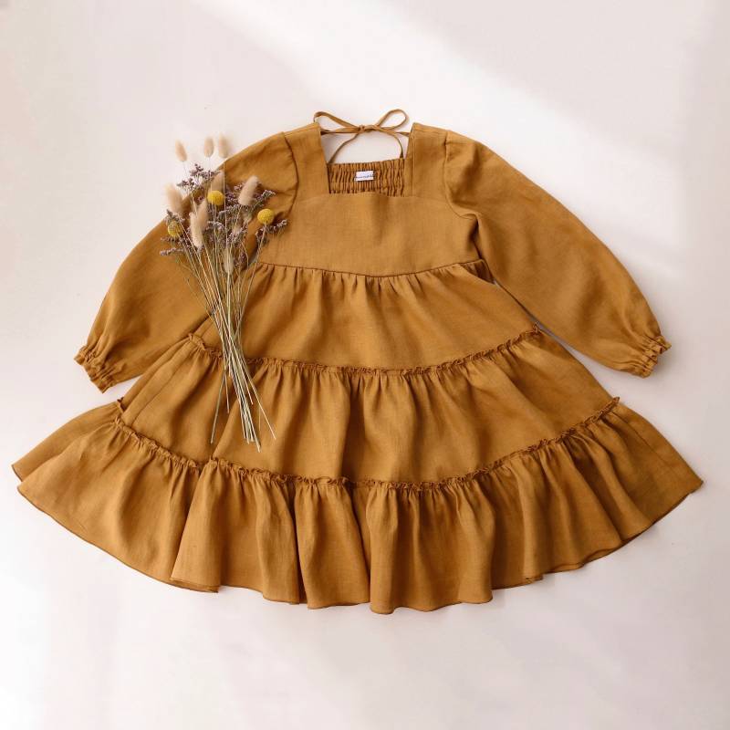 Mädchen Leinen Gestuftes Kleid in Senf Mit Langen Ärmeln von DannieandLilou