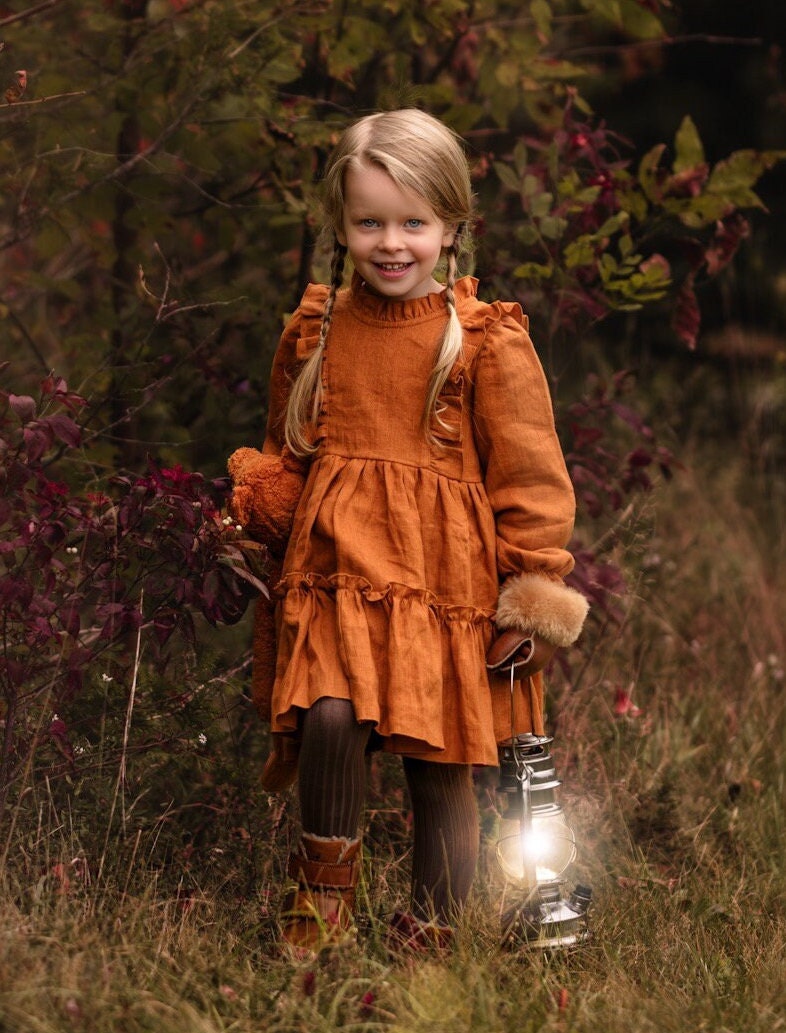 Mädchen Leinen Gestufte Kleid in Burnt Orange Mit Langarm & Rüschen Mieder von DannieandLilou