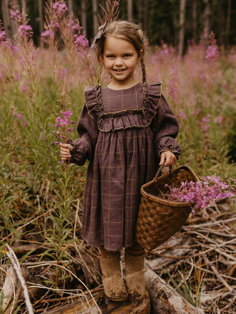 Leinenkleid , Mädchen Mit Langen Ärmeln Und Breitem Mieder Rüschen | Farbe Pflaume Karo von DannieandLilou