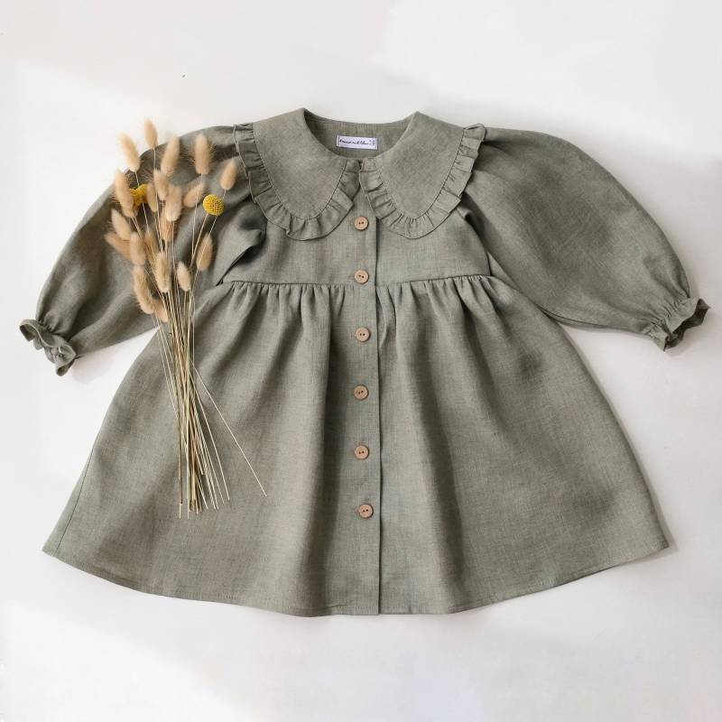 Mädchen Leinen Kleid in Green Smoke Mit Langen Ärmeln & Rüschenkragen von DannieandLilou