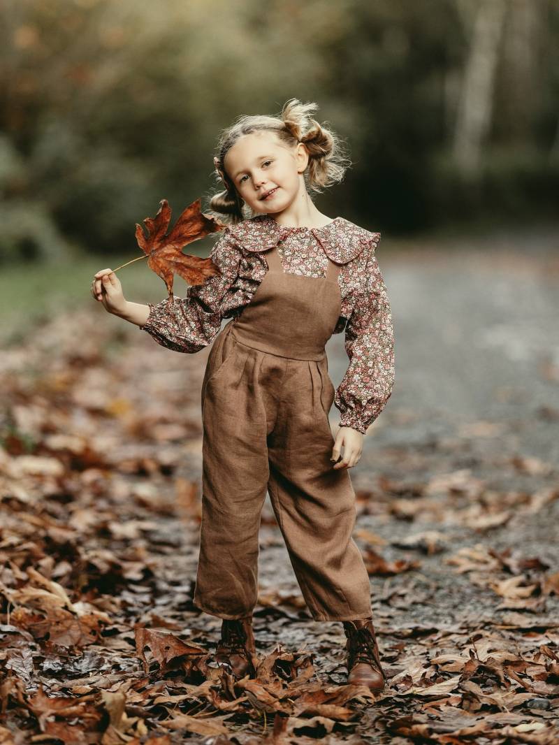 Mädchen Leinen Latz Overall | Farbe Kakaobraun von DannieandLilou