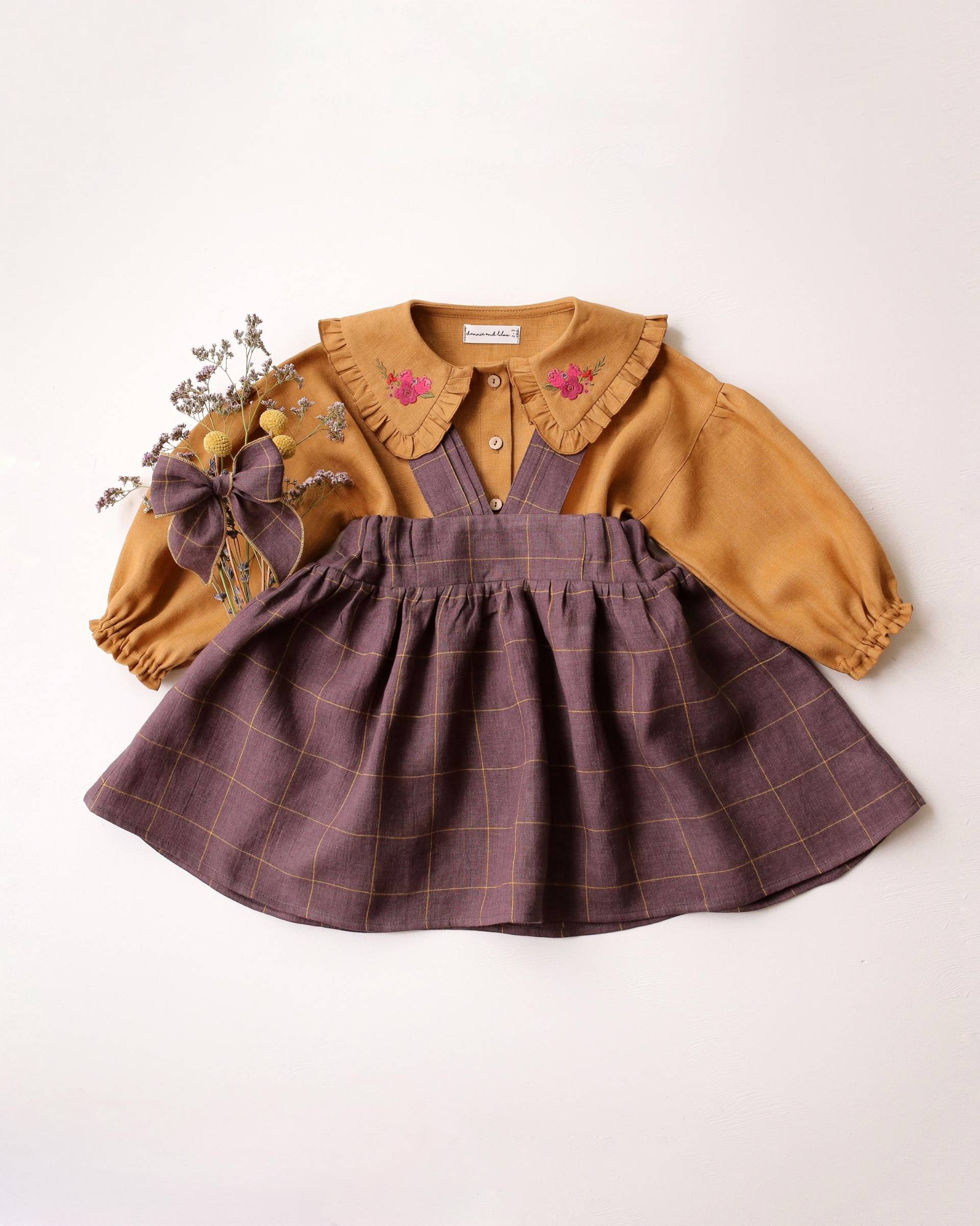 Mädchen-Leinen-Set Bestehend Aus Bluse Und Biesenträgern Schürze | Farbe Senf Pflaume Karo| "stickerei "Mini Flowers" ." Mädchen-Leinen-Set Bestehend Aus Bluse Und Biesenträgern Schürze | Farbe Senf Pflaume Karo| "stickerei "Mini Flowers" ." von DannieandLilou