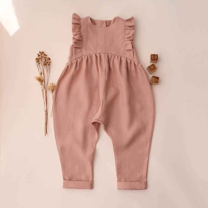 Mädchen Leinen Strampler | Farbe Puder von DannieandLilou