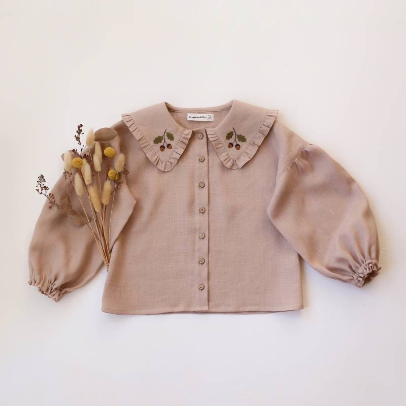 Mädchen Leinen Top, Bluse Mit Rüschenkragen Und Bubble Ärmel | Farbe Beige "stickerei "Mini Eicheln"." von DannieandLilou