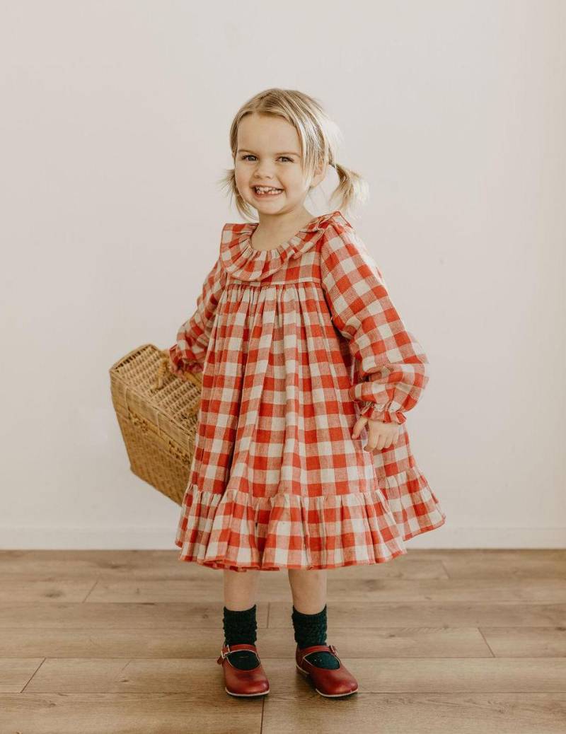 Mädchen Leinenkleid , Langarmkleid Mit Rüschenkragen Aus Kirschrot Kariertem Leinen von DannieandLilou