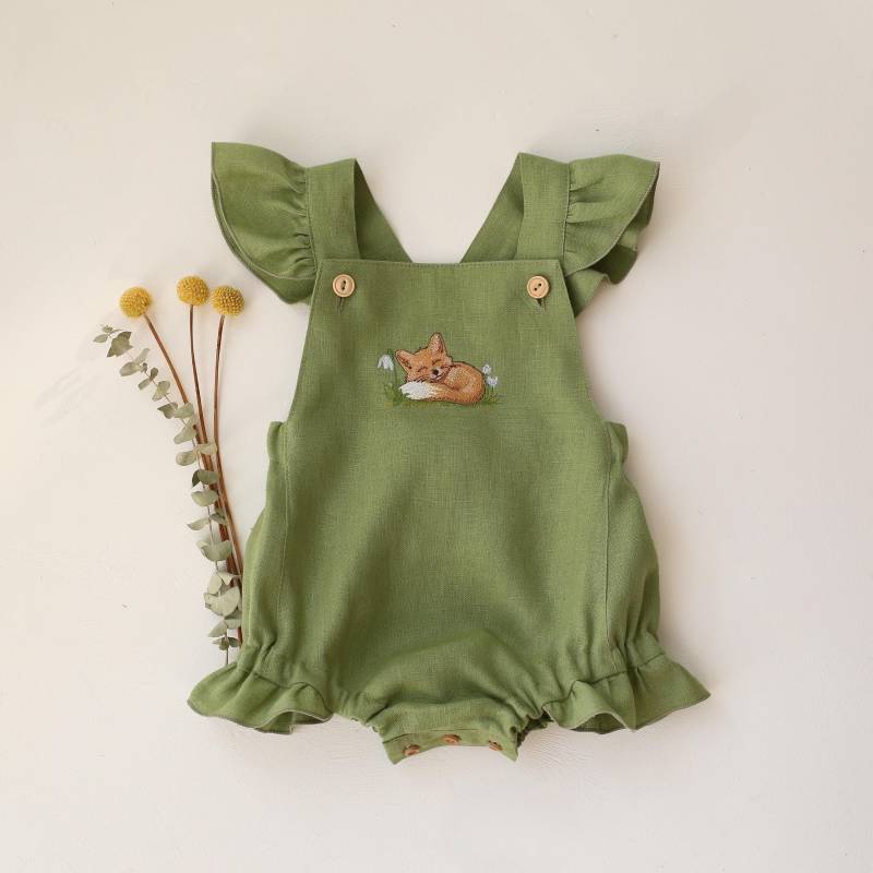 Strampler Für Babys, Neugeborenen Overalls, Flatterstrampler in Wiese Grünem Leinen Mit Stickerei „Fuchs Schneeglöckchen" von DannieandLilou