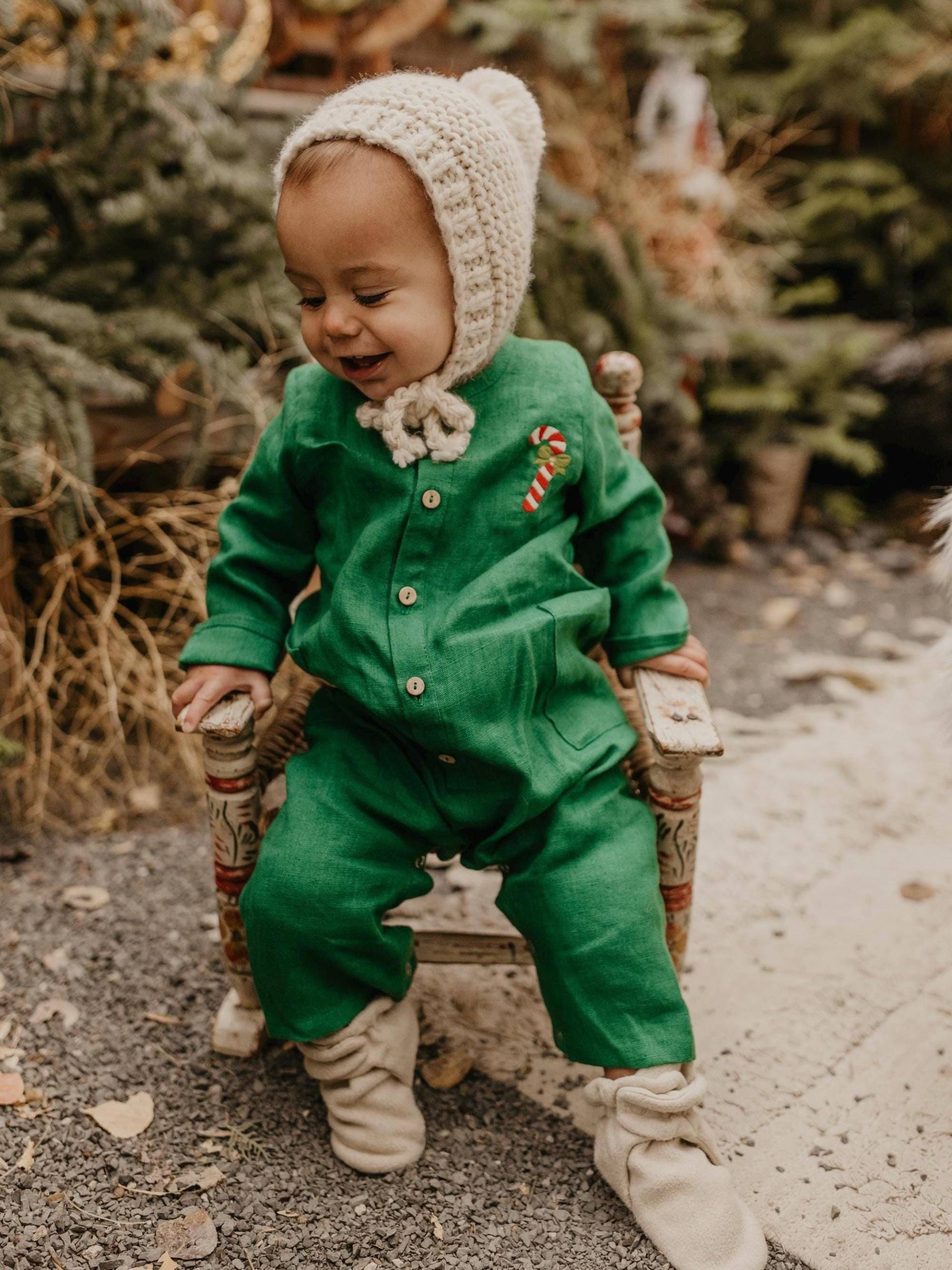 Weihnachtsjunge Overall in Smaragd Grün Leinen Mit "Weihnachts-Zuckerstange" Stickerei von DannieandLilou