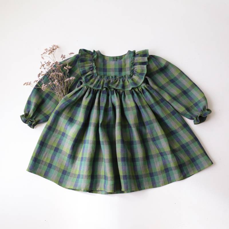 Mädchenkleid, Leinenkleid Mit Langen Ärmeln Und Breitem Mieder Rüschen | Farbe Moosgrün Karo von DannieandLilou