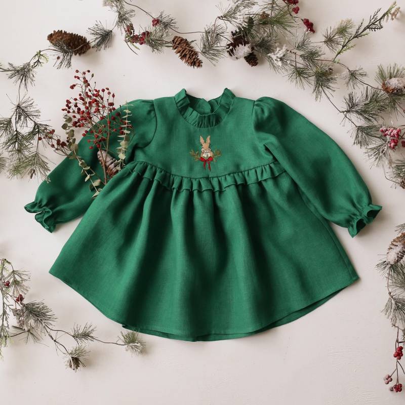 "Weihnachtskleid Für Mädchen Aus Smaragdgrünem Leinen Mit "Weihnachtshase" Stickerei." von DannieandLilou
