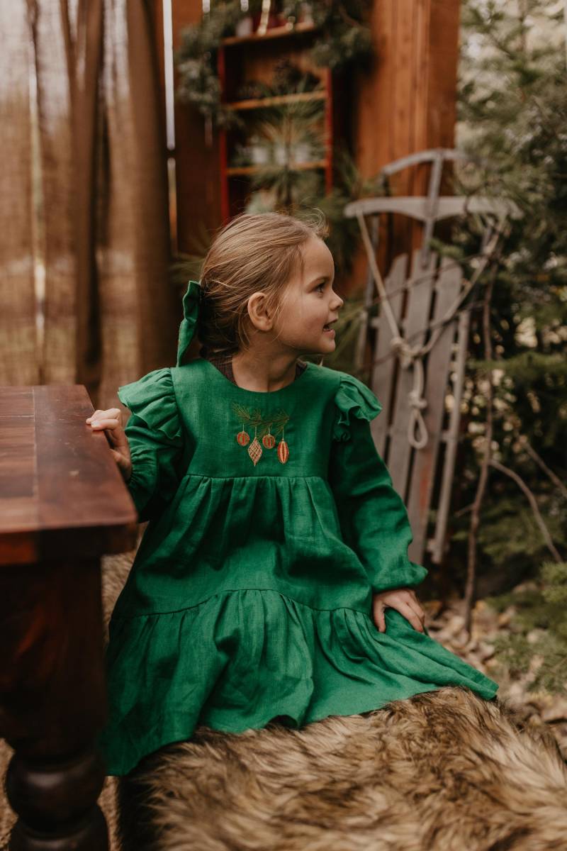 "Weihnachtsmädchen Kleid Aus Smaragdgrünem Leinen Mit "Weihnachtskugeln" Stickerei." von DannieandLilou