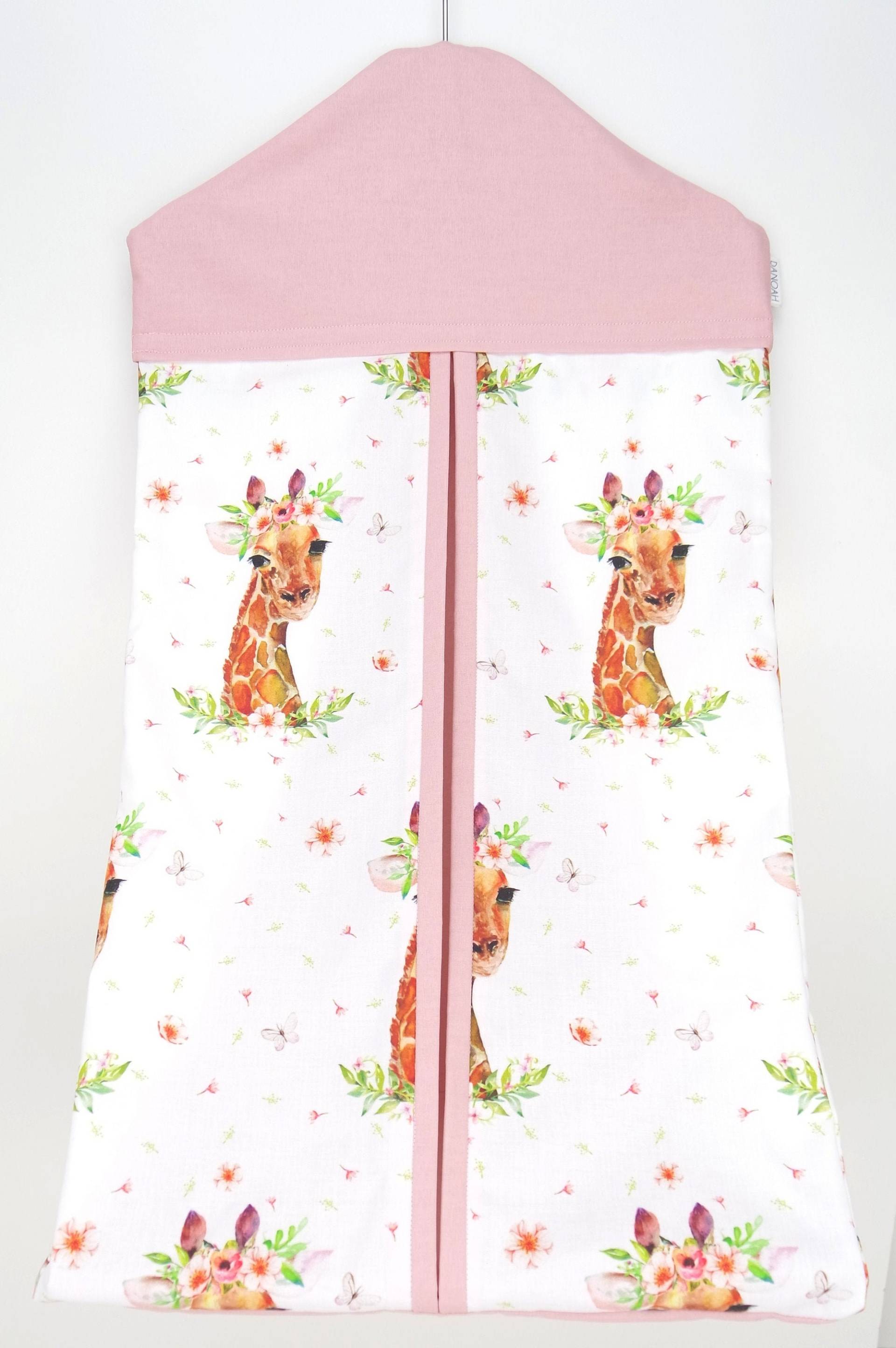 Windel-Stacker - Mit Mädchen Giraffe Floralen Stirnband Windel-Stacker - Mit Mädchen Giraffe Floralen Stirnband von Danoah