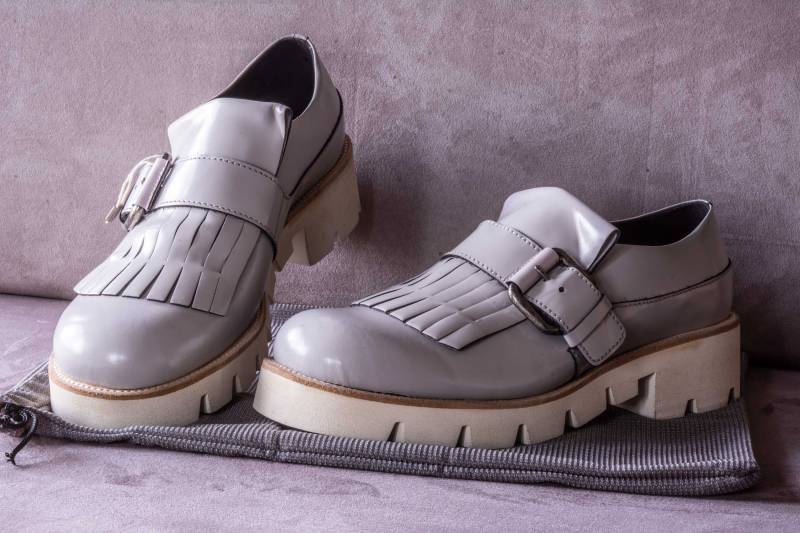 2000Er O.x.s. Grobstrick Graue Leder Loafers von DansLArmoireDeRomi