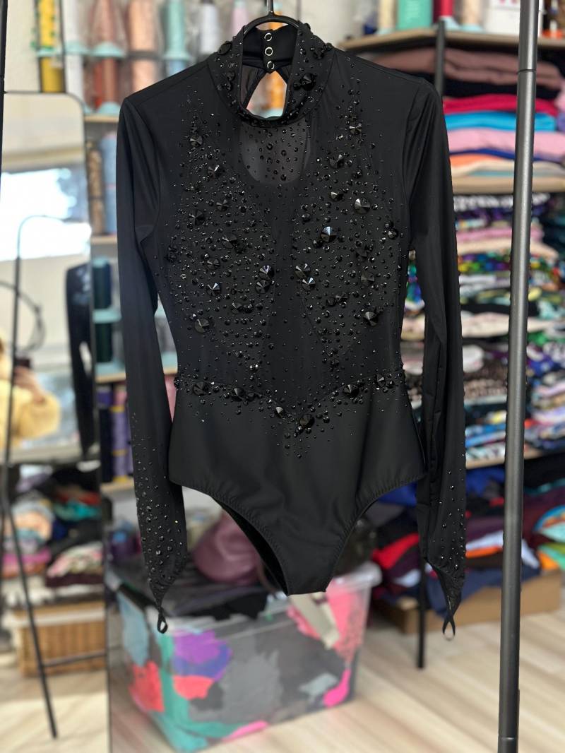 Glitzerndes Trikot Mit Großen Aufgenähten Strasssteinen Für Luftiges Tanzvergnügen Glitzerndes Trikot Mit Großen Aufgenähten Strasssteinen Für Luftiges Tanzvergnügen von DansairDesign