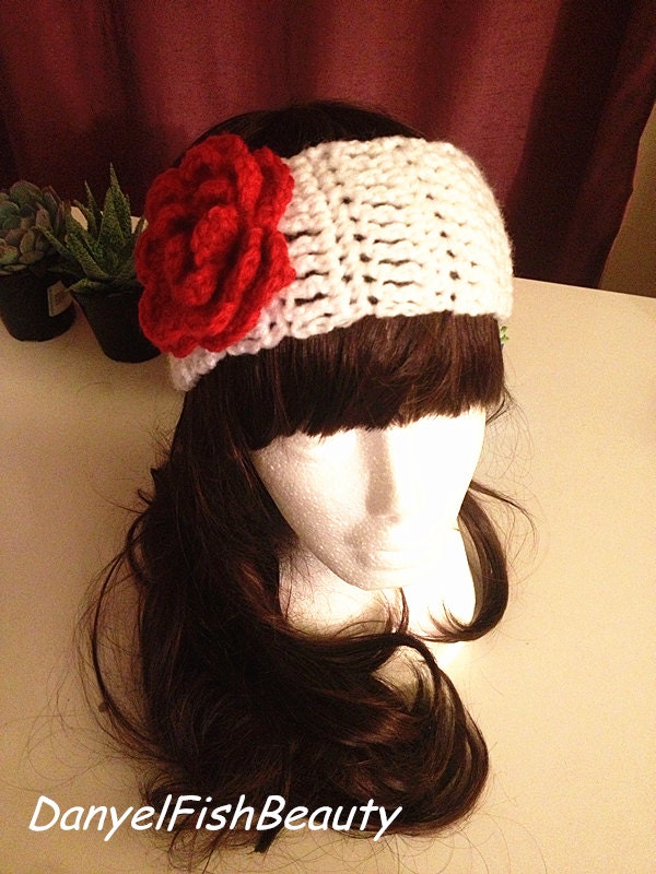 Columbus Day Sale/ Wintergeschenk-Kussierte Häkelblumen Ohrwärmer in Weiß Und Rot Stirnband/ Herbstmode/ Winter/ Frauen von DanyelFishBeauty
