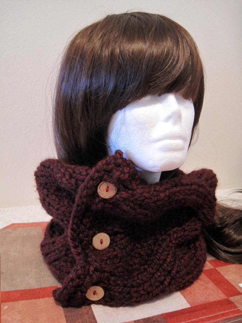 Columbus Day Sale/Winter Geschenk-strick Rindstuch Chunky KnittedDark Marron-Cowl With Coconut ButtonsUnisex Knit Cowl/Neck Warmers/Scarf von DanyelFishBeauty