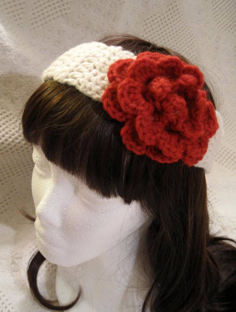 Gehäkelte Blumen Ohrwärmer in Weiß Und Rot, Häkelaccessoire/ Stirnband/Stirnband/Herbstmode/Winter/Frauen-Weihnachtsgeschenk von DanyelFishBeauty