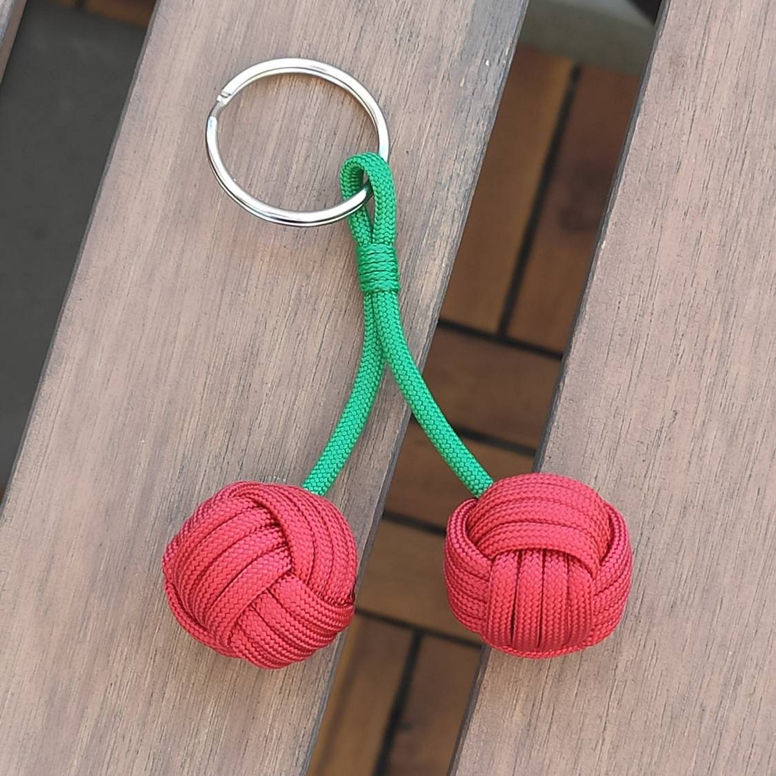 Doppelter "Monkey Fist" "Cherry" Paracord-Schlüsselanhänger Mit 20 Mm Holzperle in Der Mitte von Daparav