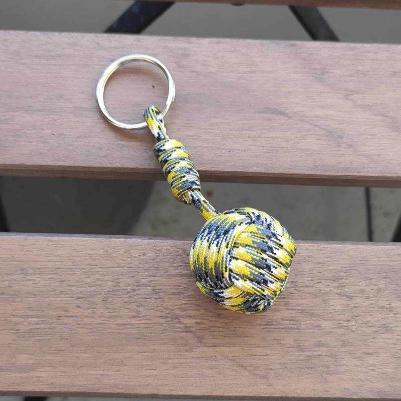 "Monkey Fist" Paracord-Schlüsselanhänger Mit 25 Mm Holzperle in Der Mitte "Monkey Fist" Paracord-Schlüsselanhänger Mit 25 Mm Holzperle in Der Mitte von Daparav