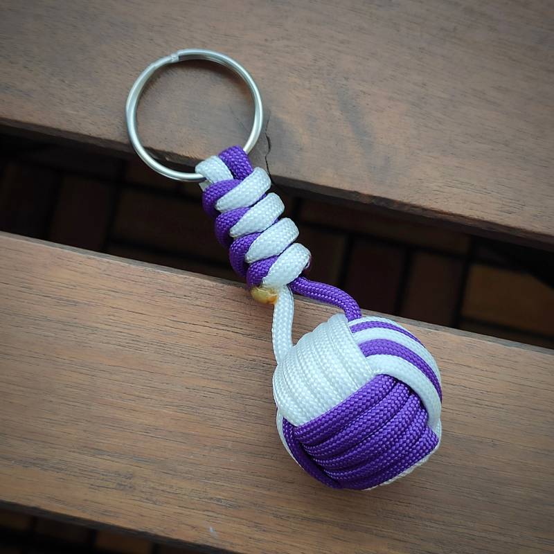 Zweifarbiger Paracord-Schlüsselanhänger „Monkey Fist" Mit 25 Mm Holzkugel in Der Mitte von Daparav