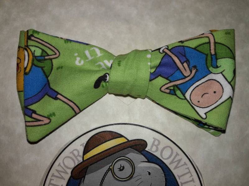 Dapper Manatee Es "What Time Is It?" Selbst Krawattenschleife Dapper Manatee Es "What Time Is It?" Selbst Krawattenschleife von DapperManateesCC