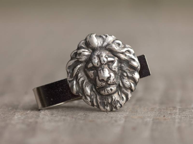 Antike Silberne Löwe-Krawattenstange von DapperandSwag