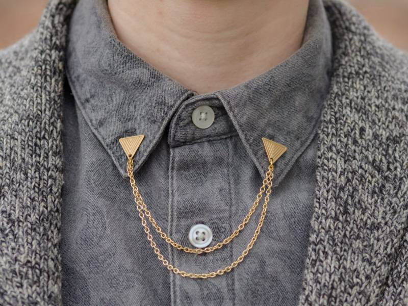 Gold Geätzter Dreieck-Halsband/Cardigan Clip Gold Geätzter Dreieck-Halsband/Cardigan Clip von DapperandSwag