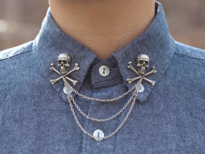 Silber Totenkopf Kragen Kette/ Cardigan Clip Silber Totenkopf Kragen Kette/ Cardigan Clip von DapperandSwag