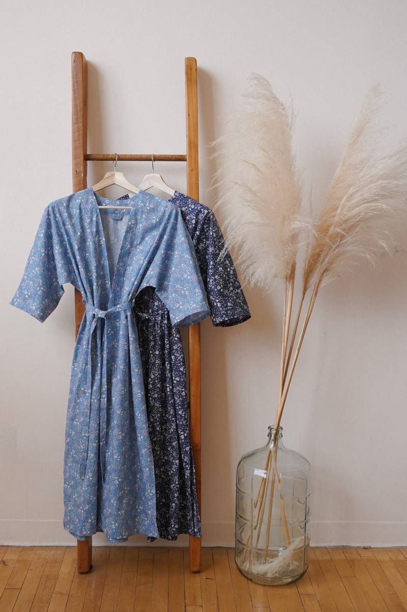 Geblümte Robe Aus 100 % Baumwolle - Personalisierte Geschenke, Braut-Party-Roben, Hochzeits-Roben Geblümte Robe Aus 100 % Baumwolle - Personalisierte Geschenke, Braut-Party-Roben, Hochzeits-Roben von Daralinwear