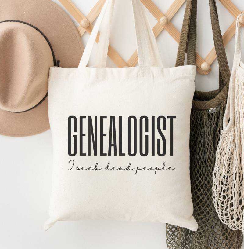 Genealogie-Einkaufstasche | Geschenk Für Ihn Lustiges Ahnenforscher Ich Suche Tote Menschen Tragetasche Historiker Genealogie Humor Genealogie-Einkaufstasche | Geschenk Für Ihn Lustiges Ahnenforscher Ich Suche Tote Menschen Tragetasche Historiker Genealogie Humor von DarcyandLulu
