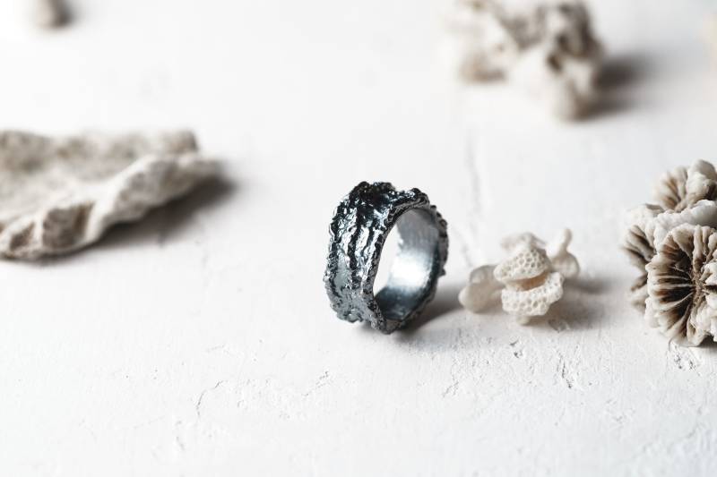 Breiter Schwarzer Ring Unikatring Mit Koralle Trauring Unikat Ehering Silberring Korallenriff von DariJewellery