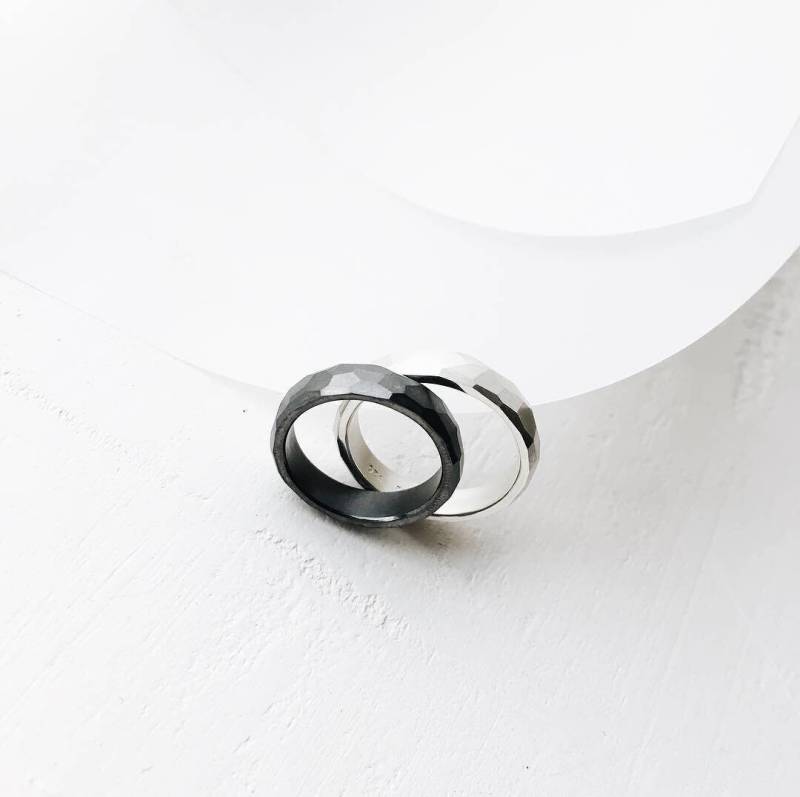 Strukturierter Sterling Silber Facettierter Ehering - Schwarz Ring von DariJewellery