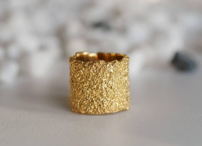 Breiter Ring Strukturierter Goldring Ehering Jubiläumsring Einzigartiger Strukturring von DariJewellery